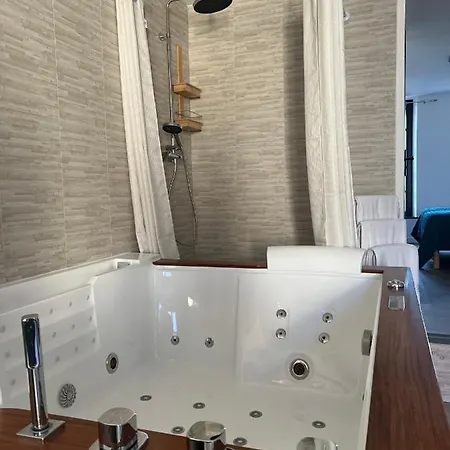 Room In Bb - Chambre Jacuzzi 45M2 *